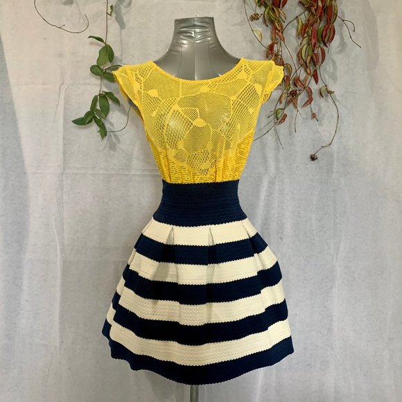 🔴 Dandelion Yellow Woven Blouse - Picture 8 of 8